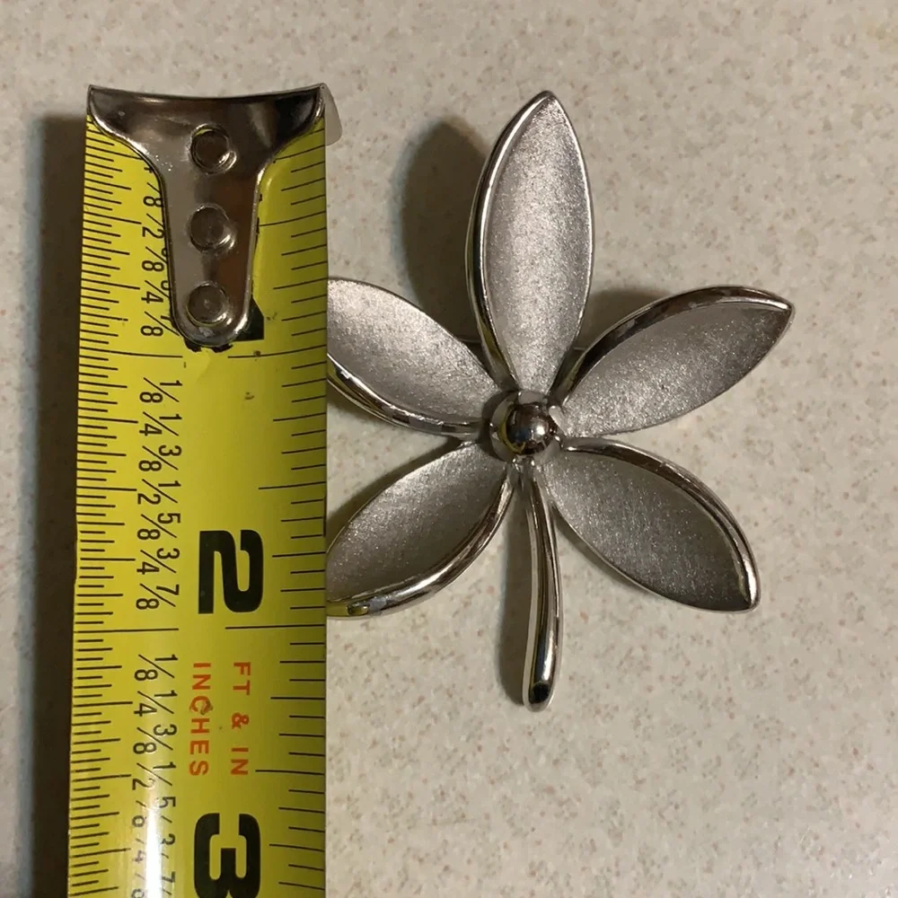 Trifari silver tone flower shaped broach (151)
